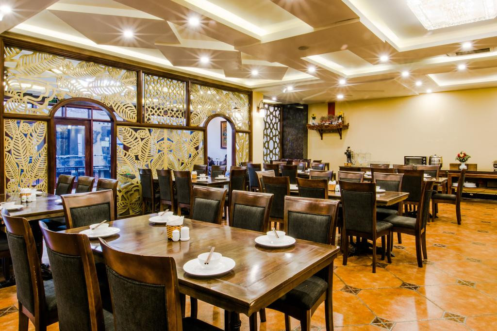 Khách sạn của ca sĩ Ngọc Khuê còn có nhà hàng, quán bar trong khuôn viên, tiện nghi BBQ cũng như Wi-Fi miễn phí ở các khu vực chung.