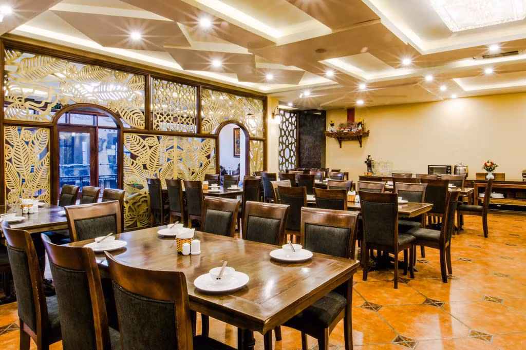 Khách sạn của ca sĩ Ngọc Khuê còn có nhà hàng, quán bar trong khuôn viên, tiện nghi BBQ cũng như Wi-Fi miễn phí ở các khu vực chung.