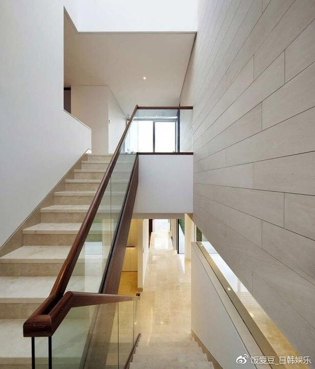 Bên trong căn nhà được thiết kế và bày trí trang nhã, sang trọng với tone màu vàng, trắng chủ đạo.