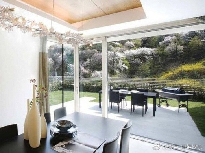 Căn biệt thự này rộng 60m2, có 2 tầng chính và 1 tầng hầm.