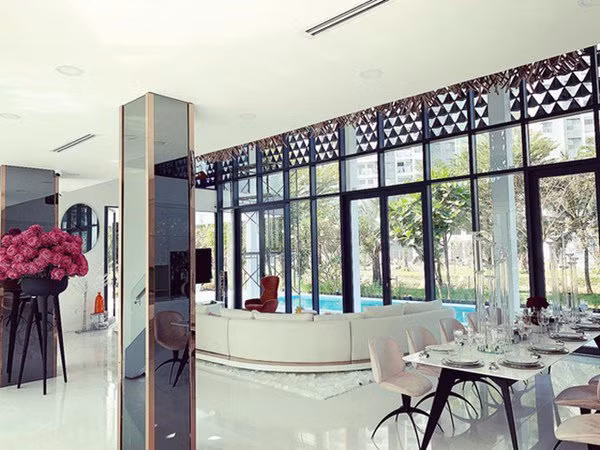 Phòng khách sang trọng rộng tới 130m2.