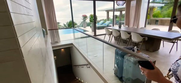Mới đây, ca sĩ Thu Minh khiến khán giả phải trầm trồ khi hé lộ clip về căn biệt thự vừa sang trọng, vừa bề thế tại Nha Trang.