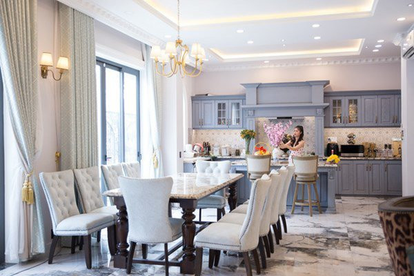 Biệt thự của vợ chồng Đăng Khôi thiết kế theo phong cách cổ điển, do chính Đăng Khôi lên ý tưởng và giám sát xây dựng.