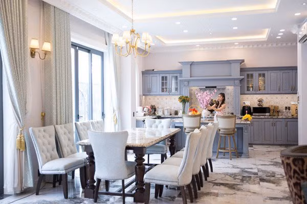 Biệt thự của vợ chồng Đăng Khôi thiết kế theo phong cách cổ điển, do chính Đăng Khôi lên ý tưởng và giám sát xây dựng.