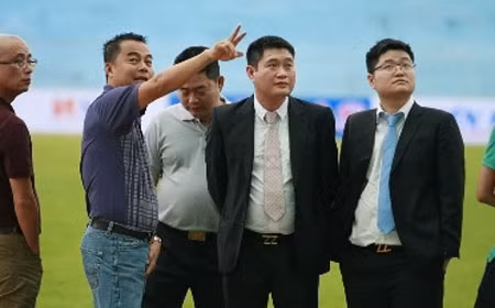 Không lâu sau khi nắm quyền Chủ tịch đội Xi măng Xuân Thành Sài Gòn, bầu Thủy cũng thể hiện độ chịu chơi của mình bằng cách sắm cho riêng mình một chiếc Rolls-Royce Phantom biển 35A.