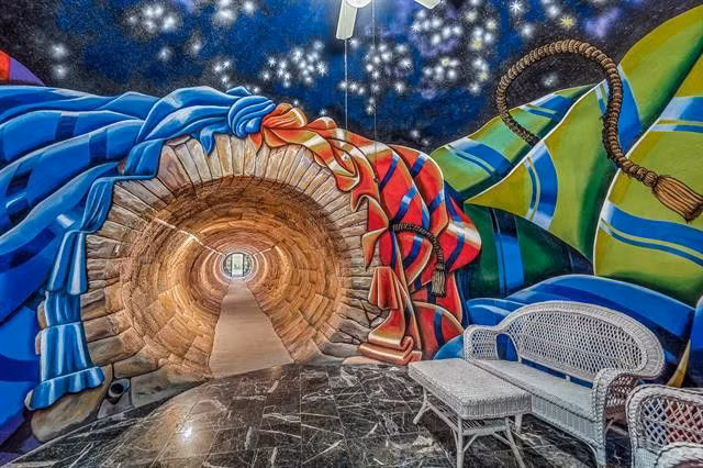 Lối dẫn vào nhà được vẽ như một đường hầm bằng gạch.