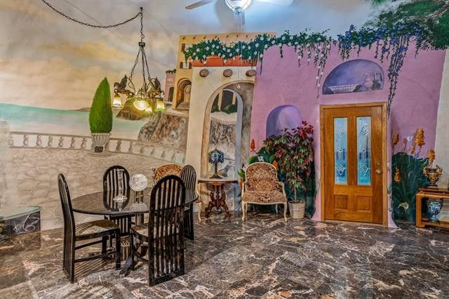 Ở dưới lòng đất nhưng căn nhà không hề ngột ngạt bởi trần cao gần 8 mét.