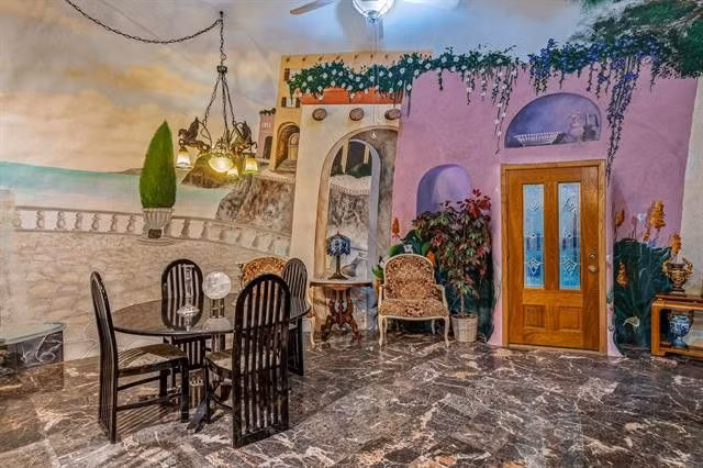 Ở dưới lòng đất nhưng căn nhà không hề ngột ngạt bởi trần cao gần 8 mét.