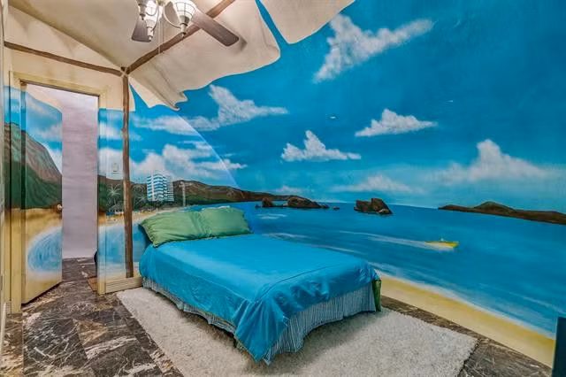 Một phòng phủ với chủ đề bãi biển.