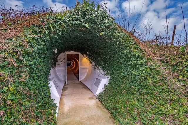 Căn nhà được xây từ năm 1999 làm nơi ở "riêng tư" và bảo vệ gia chủ khỏi bão và lốc xoáy.