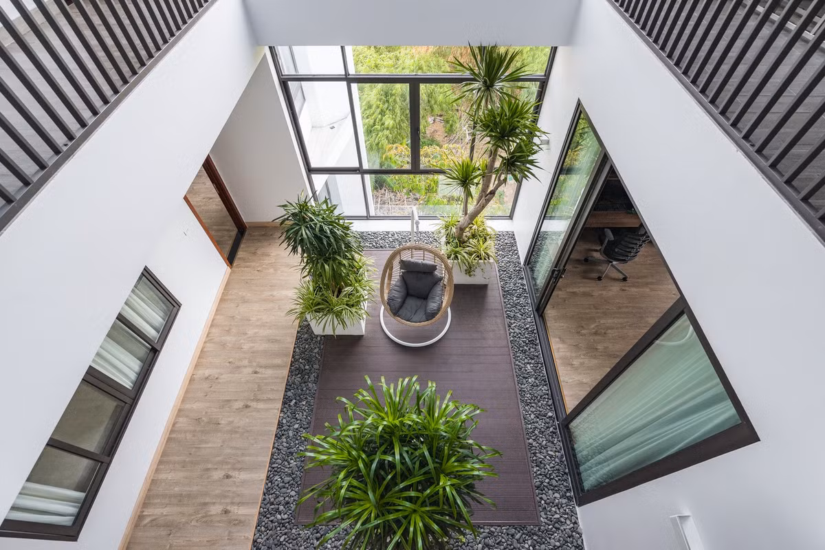 Tất cả được bố trí xung quanh sân vườn trước và sau tạo sự thông thoáng và đối lưu không khí.