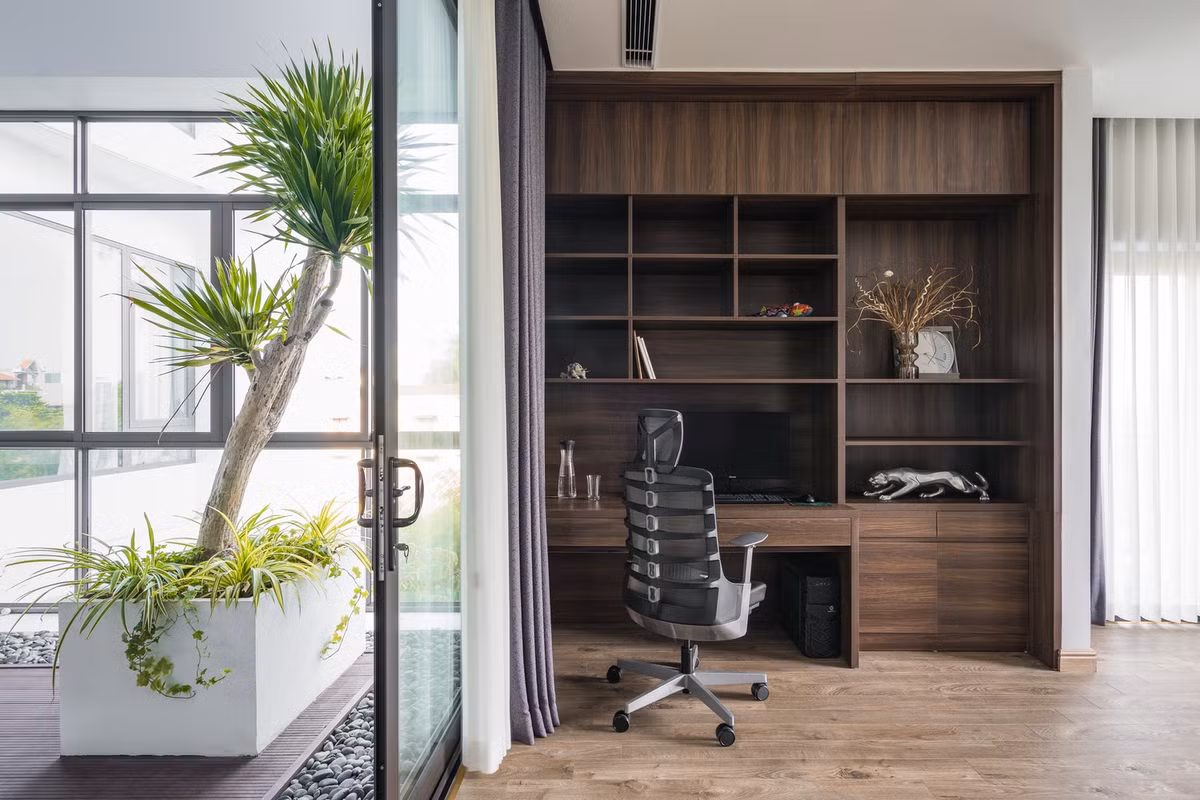 Mọi ngóc ngách của ngôi nhà đều đón được nắng gió nhờ sự kết hợp của những “phễu hút” và những khoảng thông tầng.