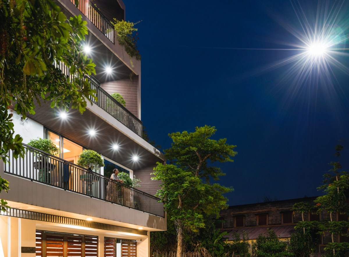 Bởi vậy bài toán đặt ra là giảm thiểu được bức xạ nhiệt mà vẫn đảm bảo tối đa lượng ánh sáng và thông gió tự nhiên cho ngôi nhà.