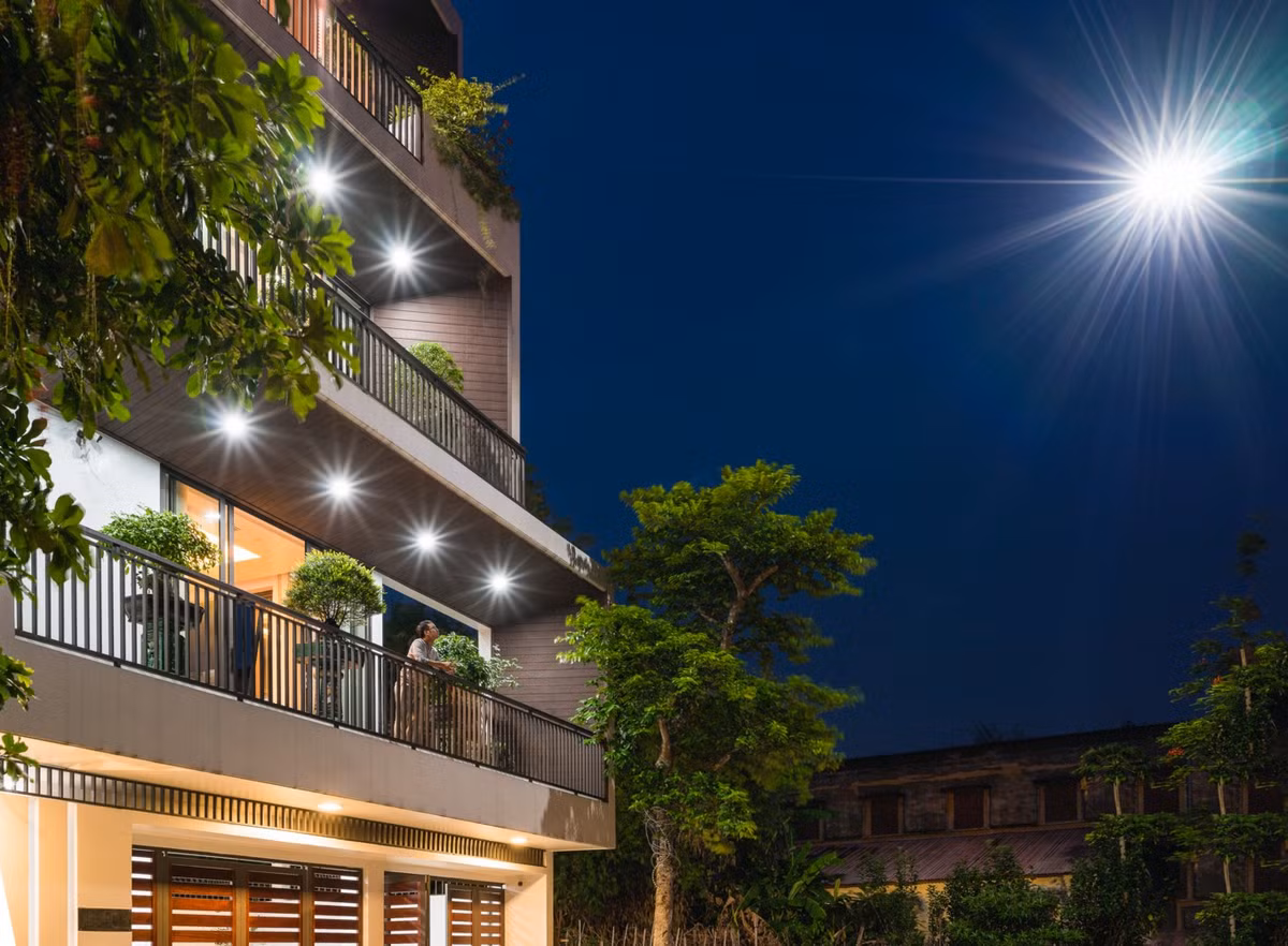 Bởi vậy bài toán đặt ra là giảm thiểu được bức xạ nhiệt mà vẫn đảm bảo tối đa lượng ánh sáng và thông gió tự nhiên cho ngôi nhà.