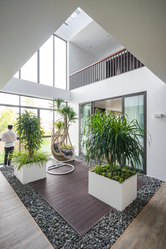 Ánh nắng và những luồng gió chạy vào nhà được tăng lên đáng kể nhờ “phễu hút” so với các mặt đứng thông thường.