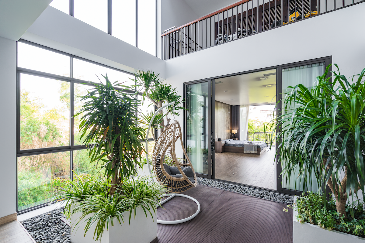 Khu vườn trung tâm trên tầng 2 giống như trái tim của căn nhà. Đây chính là nơi tạo không gian xanh cho cả gia đình quây quần, tận hưởng sự bình yên trong lành, tách biệt khỏi sự xô bồ của thành phố. Nguồn ảnh: A.BlueBird Photography