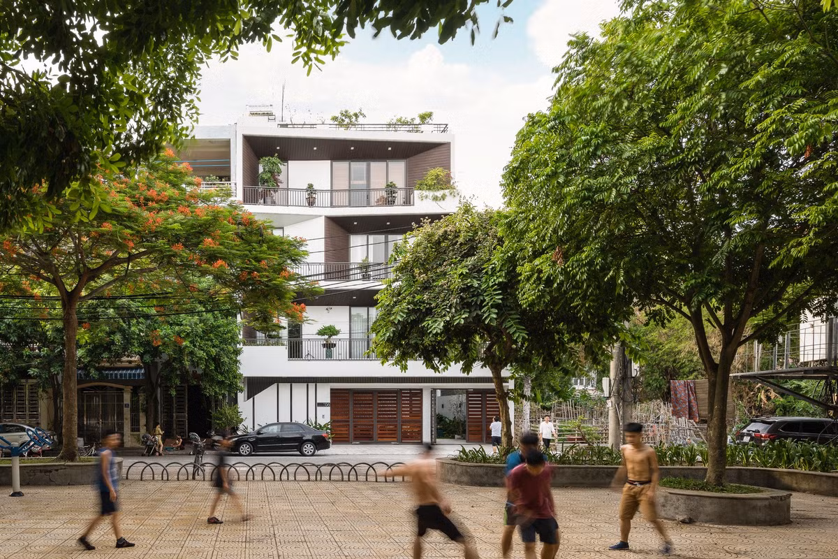 Căn nhà xây trên mảnh đất 13m x 18,5m, khá vuông vắn bởi được ghép lại từ 3 lô nhà liền kề. Tuy nhiên, mặt tiền chính có hướng đôi chút bất lợi do ảnh hưởng nhiều bởi nắng gắt.