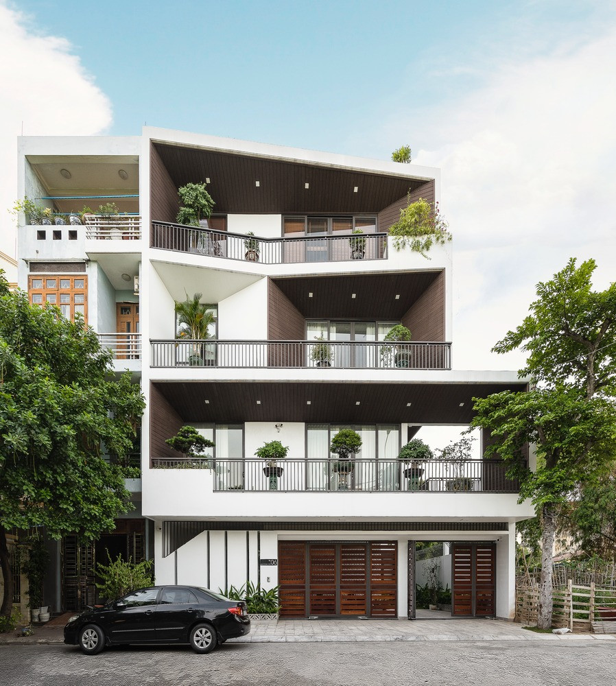 Nằm cuối con phố nhỏ yên tĩnh ở thành phố Hải Dương, ngôi nhà gây chú ý bởi vẻ ngoài khó hiểu, như những câu đố cần lời giải đáp của lớp mặt tiền.