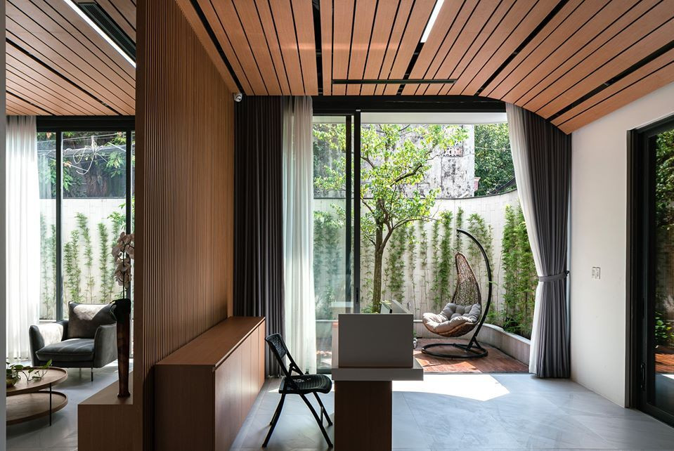 Các không gian chung như phòng khách, nhà bếp và thư viện đều hướng ra khoảng sân vườn lớn hay ban công chung.