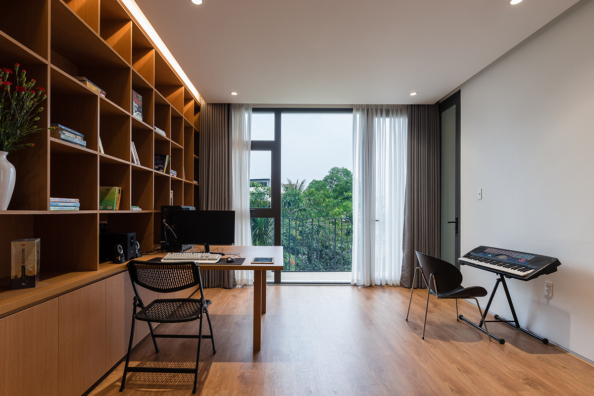 Không gian phòng học và làm việc cũng có cửa rộng hết mức đưa nắng gió vào trong.