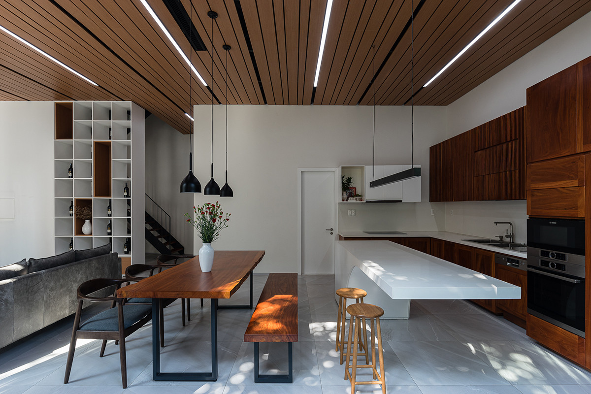 Khu vực bếp và bàn ăn.