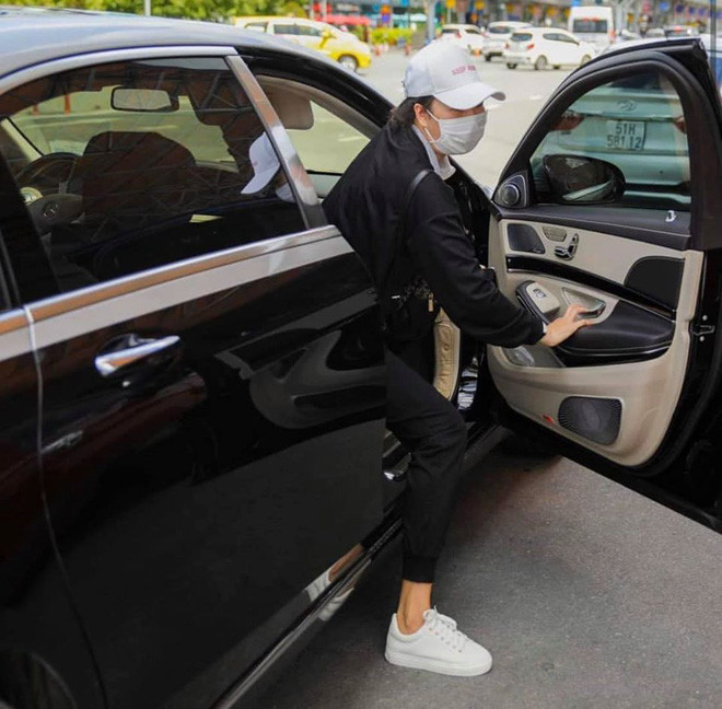 Giúp việc nhà Ngọc Trinh còn di chuyển trên những chiếc xe sang đắt tiền.