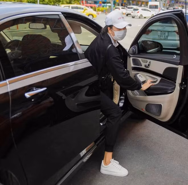 Giúp việc nhà Ngọc Trinh còn di chuyển trên những chiếc xe sang đắt tiền.