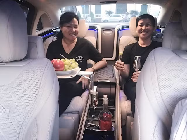 Trước Thuý Kiều, một cô giúp việc khác của Ngọc Trinh cũng từng gây chú ý khi được cô chủ đưa đón trên xe sang 12 tỷ. Ngồi phía sau xe, giúp việc nhà "nữ hoàng nội y" vừa đi vừa thưởng thức đồ ăn một cách sang chảnh.