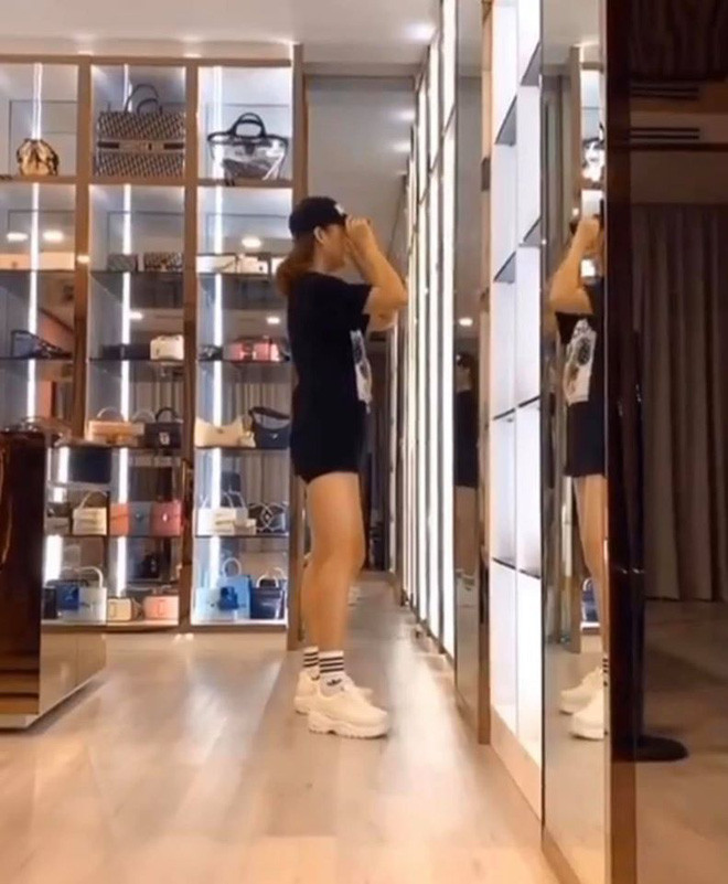 Được "cô chủ nhỏ" tin yêu, Thuý Kiều có một cuộc sống khá thoả mái về cả mặt tinh thần lẫn vật chất. Thuý Kiều có thể vô tư mặc cả cây đồ đồ hiệu của Ngọc Trinh để quay clip đăng tải trên mạng xã hội.