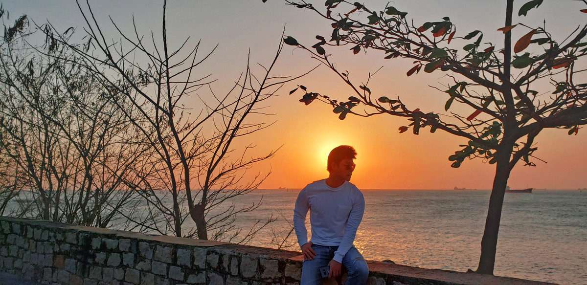 Biệt thự còn có một hồ bơi nhìn ra biển cùng 2 khu vườn rộng đầy các loại cây quý hiếm. Ảnh: FBNV.