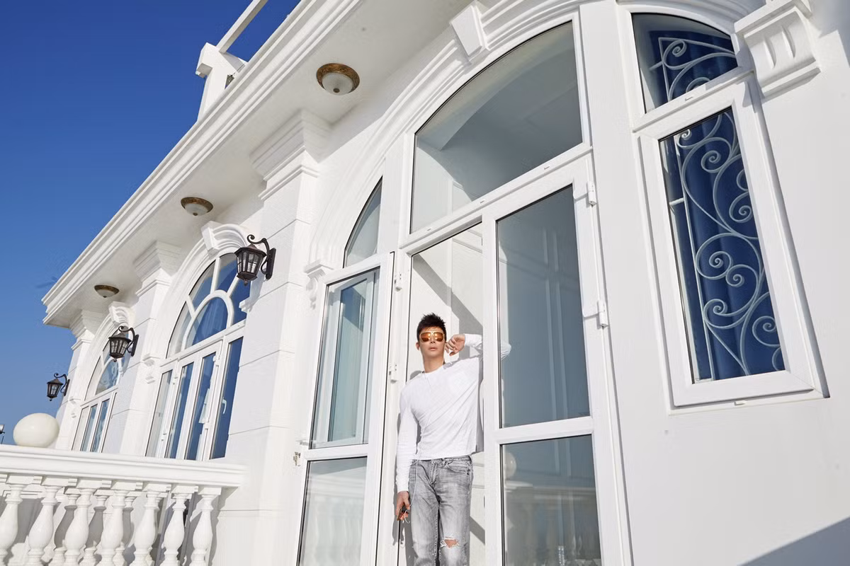 Nằm trên một con đường ven biển đắt đỏ nhất thành phố Vũng Tàu, khu biệt thự của gia đình Nathan Lee rộng hơn 6000 m2 vị trí “lưng tựa núi, mắt nhìn biển” với 2 toà nhà lớn. Ảnh: FBNV.