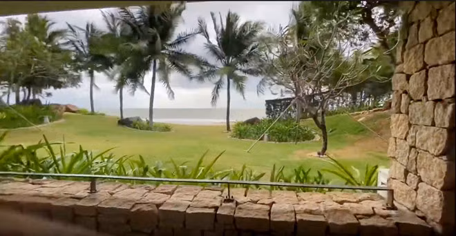 Biệt thự gồm 5 phòng, trong đó có một phòng ngủ gần với sân vườn và dễ dàng di chuyển ra biển. Ảnh: Youtube.