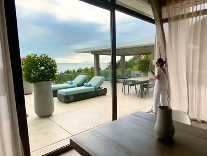 Ca sĩ Thu Minh cũng khiến nhiều người ngưỡng mộ khi sở hữu thêm một căn biệt thự sang trọng bên bờ biển Nha Trang. Ảnh: Youtube.