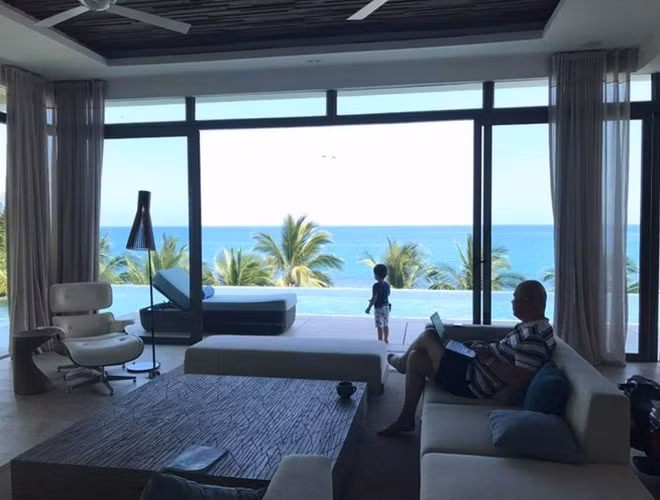 Ngoài vị trí đắc địa, căn biệt thự còn vô cùng hiện đại với nhiều vách kính để đón ánh nắng tự nhiên. Ảnh: Vietnamnet.