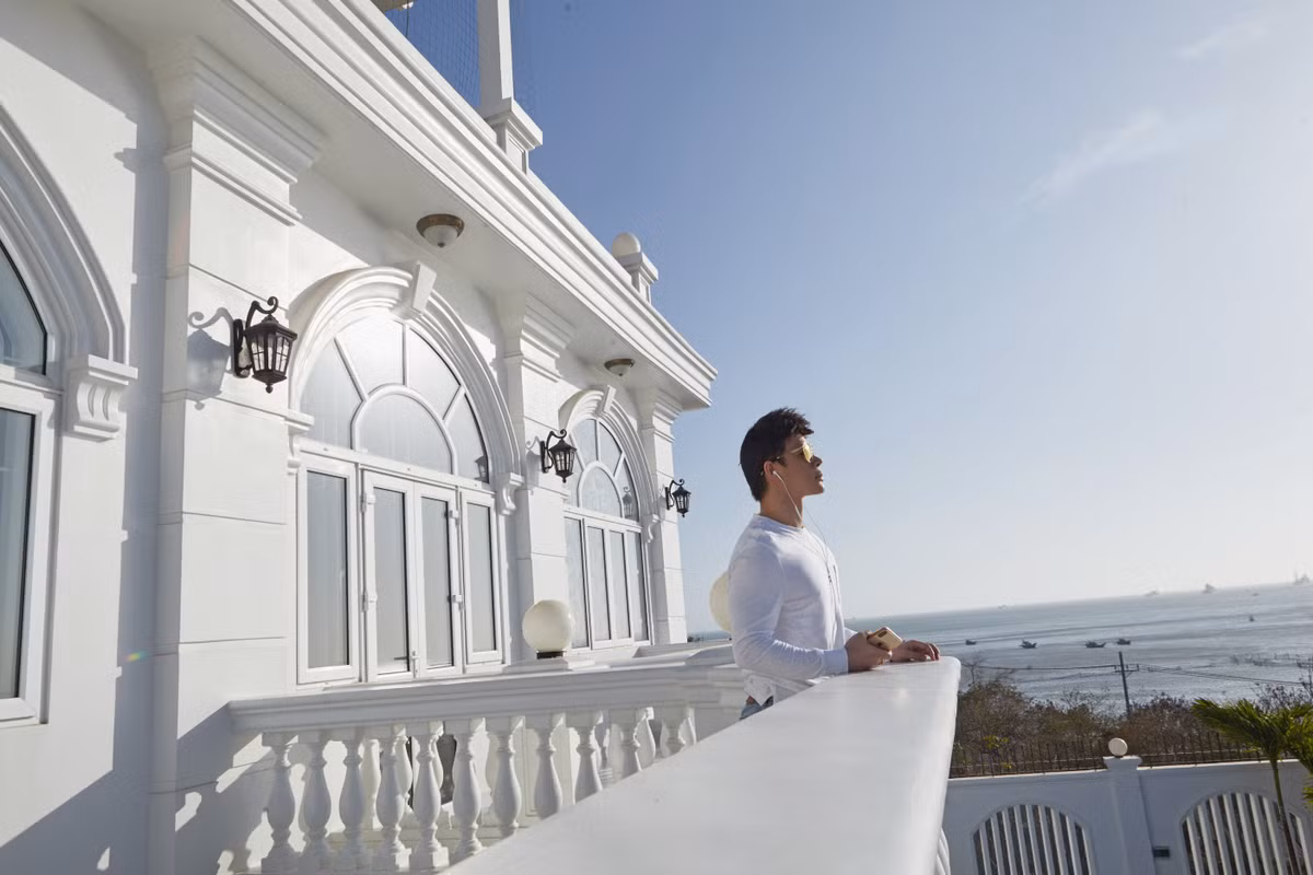 Gia đình nam ca sĩ Nathan Lee cũng sở hữu một căn biệt thự ven biển trị giá 600 tỷ ở Vũng Tàu. Ảnh: FBNV.