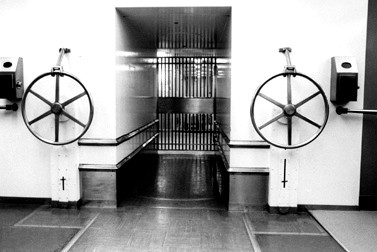 Nằm sâu bên dưới đường phố Manhattan, Ngân hàng Dự trữ Liên bang New York lưu trữ khoảng 25% lượng vàng của thế giới với giá trị lên tới 270 tỷ USD. Ảnh: Getty.