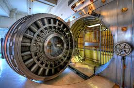 Cửa bị khóa chặt bởi một khóa phức tạp đến nỗi cần có đội 10 người mới mở được. Phía ngoài căn hầm có bốn hàng rào, hai trong số đó là hàng rào điện. Ảnh: Getty. Video: Ảo tưởng kho báu 4000 tấn vàng. Nguồn: VTC1