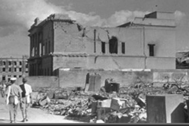 Trong khi đó, ngân hàng Teikoku (Hiroshima, Nhật Bản) được cho là không thể phá hủy. Ảnh: Asahi.