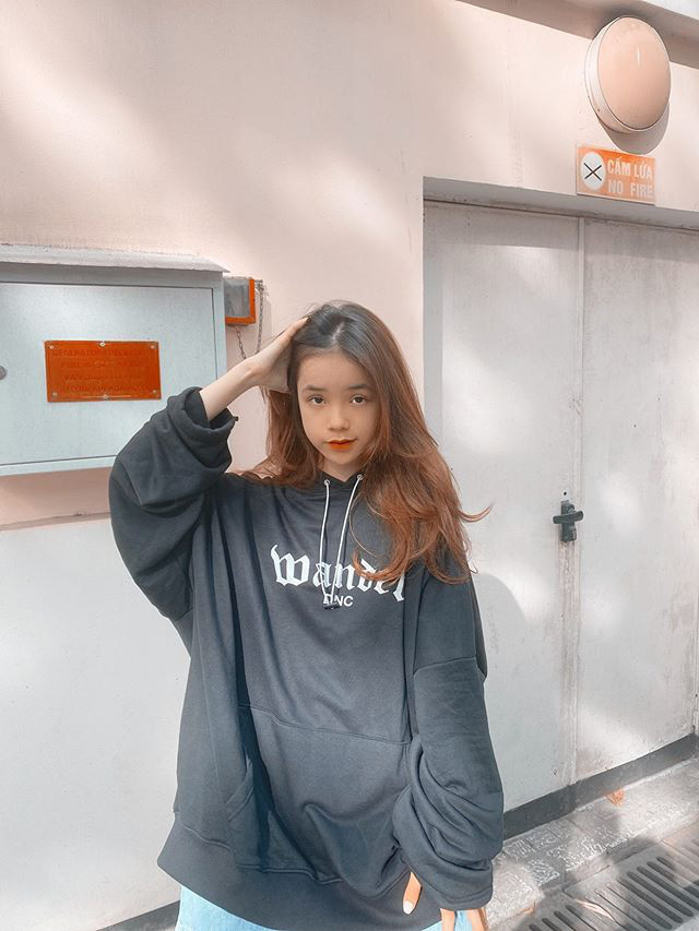 Nổi đình đám trên mạng xã hội từ khi còn học tiểu học, rich kid Hà thành Lê Gia Linh (nickname Meo Xinh, sinh năm 2006) từng tiết lộ món quà đắt đỏ nhất được bố mẹ tặng là một chiếc túi Louis Vuitton có giá 64 triệu đồng.