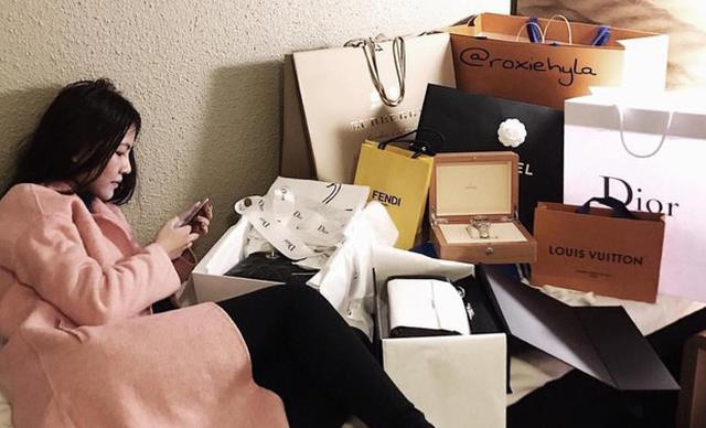 Yến không ngần ngại chia sẻ những món đồ hiệu mình sở hữu từ Gucci, Hermes, Chanel đến Louis Vuitton trên mạng xã hội. Ngoài ra, cô từng khoe bố mẹ tặng ôtô khi vừa tròn 18 tuổi. Nguồn ảnh: Instagram.