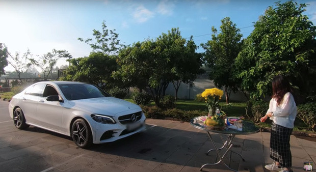 Gần đây nhất, một nữ sinh 2k tên Trang đang theo học ĐH RMIT khiến dân tình xôn xao khi được bố tặng chiếc xe Mercedes trị giá gần 2 tỷ đồng.