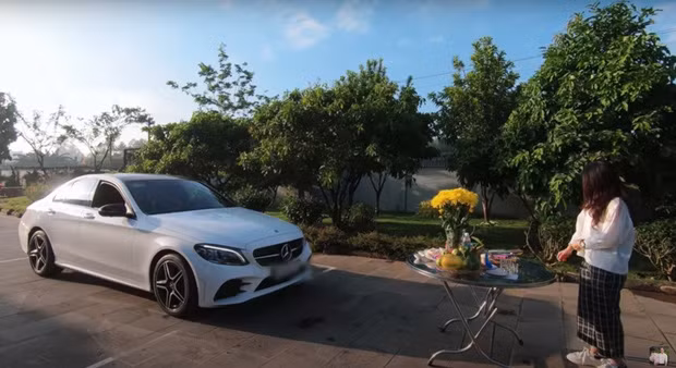 Gần đây nhất, một nữ sinh 2k tên Trang đang theo học ĐH RMIT khiến dân tình xôn xao khi được bố tặng chiếc xe Mercedes trị giá gần 2 tỷ đồng.