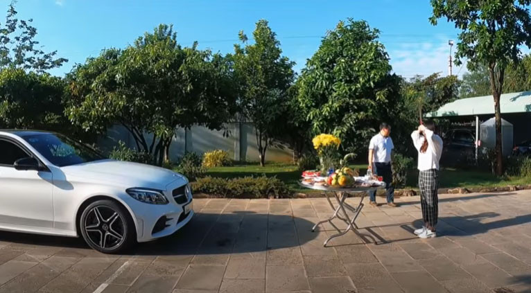 Được biết, ba của Trang muốn tặng xe để động viên con gái cố gắng, phấn đấu khi ra trường.