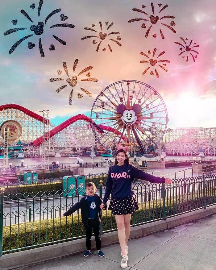 Từ nhỏ, Tiểu Giang đã du học tại Singapore. Sau đó, cô chuyển đến Mỹ học đại học và định cư tại đây cùng gia đình. Hiện, Tiểu Giang đã là mẹ của cậu con trai 4 tuổi.