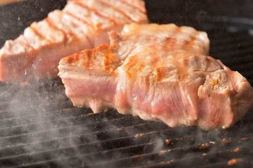 Dù giá khá đắt nhưng thịt lợn Nhật Bản vẫn khá hút khách. Người mua chủ yếu là các gia đình có điều kiện. Anh: Tategamori