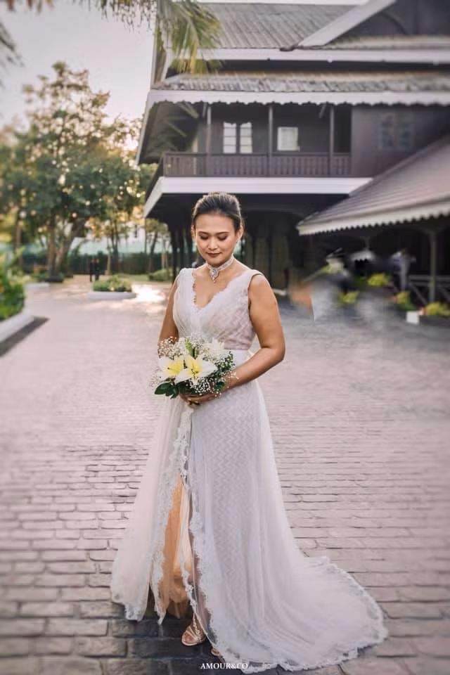 Thiri Thant Mon xuất thân trong một gia đình quý tộc danh giá. Cô được hưởng nền giáo dục tốt, đi du học tại Anh và sau đó sang Mỹ học trường đại học William &amp; Mary, ngôi trường lâu đời thứ hai sau Harvard. Ảnh: Helino.