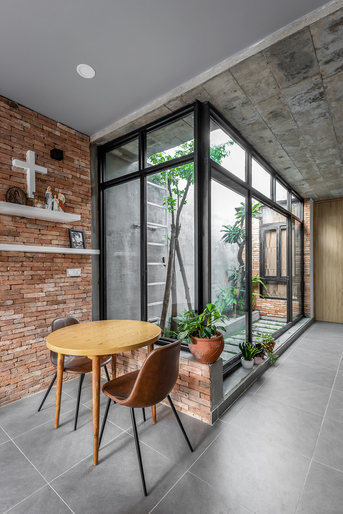 Sân sau là hồ nước nối hai không gian nghỉ ngơi (ngủ) và vệ sinh.