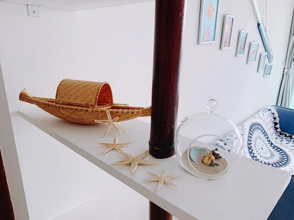 Căn hộ lấy cảm hứng từ "biển cả" do Ngọc Hân tự tay thiết kế và chăm chút từng góc nhỏ. Ảnh: FBNV.