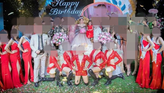 Vợ chồng nữ đại gia Thái Bình từng tung tiền tỷ tổ chức lễ sinh nhật, mời 50 nghệ sĩ trong và ngoài nước về biểu diễn. Ca sĩ Quang Hà sau khi hát tại tiệc kỷ niệm 10 năm ngày cưới, được người này trả cát-xê tới 450 triệu đồng và tặng một “mảnh đất vàng” tại trung tâm thành phố Thái Bình…Ảnh: Người đưa tin.