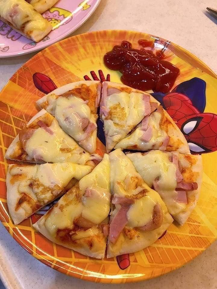 Chia sẻ trên Vietnamnet, chị Trần Thu Hồng - một đầu mối chuyên đổ sỉ pizza ở Bắc Ninh tiết lộ những chiếc pizza vị bò, gà, ba chỉ,... được đóng túi rao bán tràn lan phần lớn làm từ nguyên liệu đông lạnh nhập khẩu Hà Lan, Mỹ, Úc... với giá rẻ.